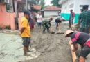 Serda Mulyono Babinsa 0602-19/Cikande Bersama Warga Bangun Jalan Desa