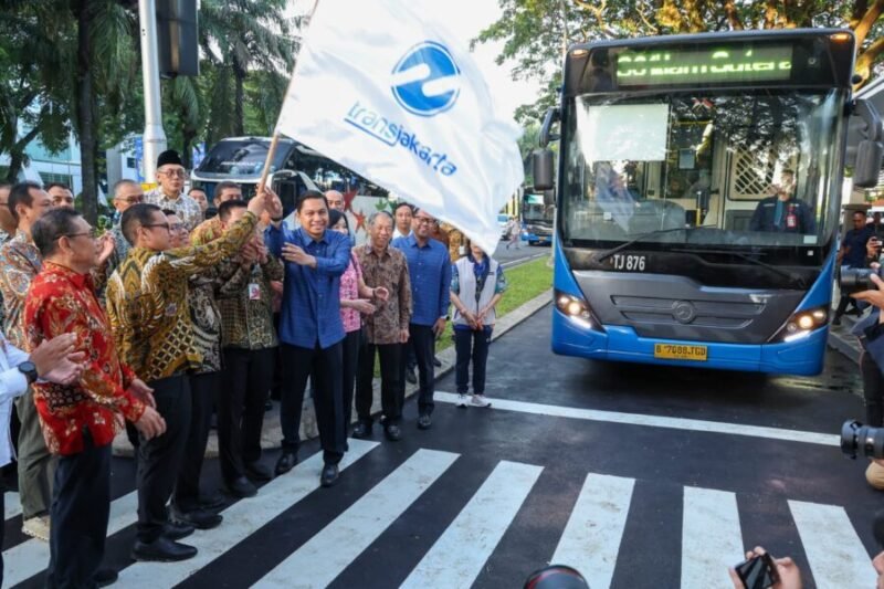 Peresmian  operasional TransJakarta Trayek S-61 yang menghubungkan Blok M dengan Alam Sutera, di Terminal Blok M