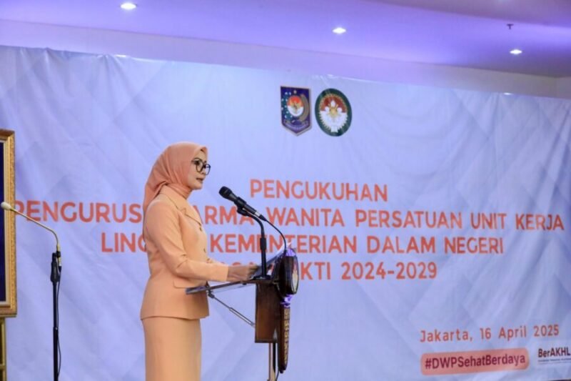 Penasihat DWP Kemendagri menghadiri acara pengukuhan di Aula Gedung F Lantai 4 Badan Pengembangan Sumber Daya Manusia (BPSDM) Kemendagri, Jakarta