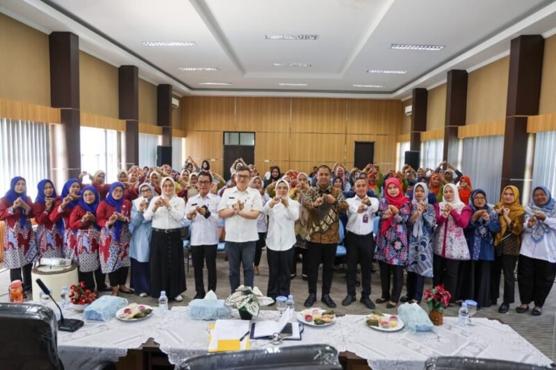 Ketua Tim Pembina Posyandu Provinsi Banten memberikan pelatihan teknis, studi kasus, serta simulasi pelayanan sesuai standar di Gedung PKK Provinsi Banten, KP3B Curug, Kota Serang