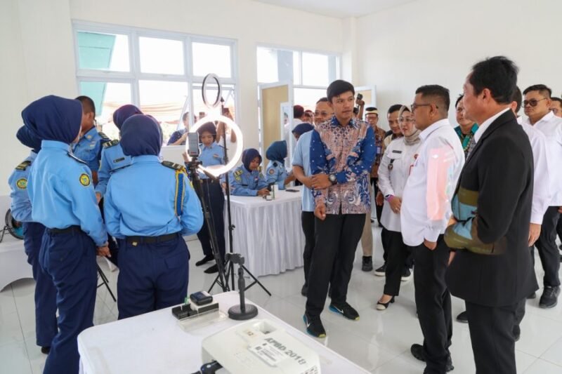 Gubernur Banten Andra Soni meresmikan Sekolah Menengah Kejuruan Negeri (SMKN) 15 Kabupaten Tangerang