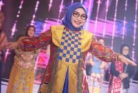 Ketua Dekranasda Kota Bekasi, Wiwiek Hargono saat tampil dalam Fashion Show Apeksi Surabaya