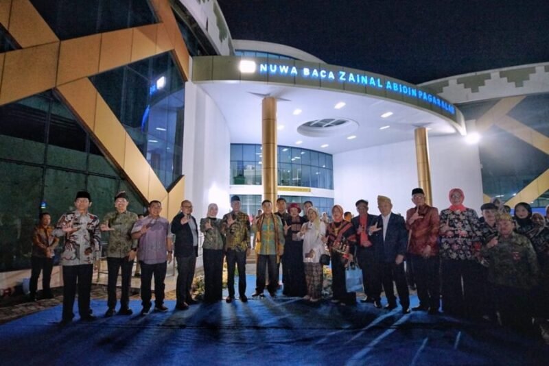 Bunda Literasi Provinsi Lampung Ibu Purnama Wulansari Mirza dan Gubernur Lampung  Meresmikan nama perpustakaan daerah Lampung Nuwa Baca Zainal Abidin Pagar Alam 