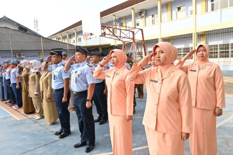 Komandan Lanud Husein Sastranegara, Kolonel Pnb Alfian, S.E., M.Han., memimpin langsung upacara bendera di SMK Angkasa Lanud Husein Sastranegara