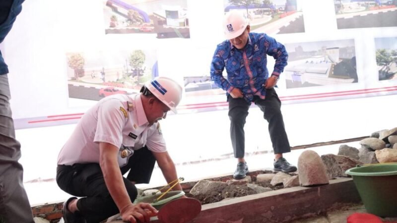 Wali Kota Bekasi, Tri Adhianto, menghadiri secara langsung acara peletakan batu pertama pembangunan Intake Siltrap (Intake Taman Suplesi) milik Perumda Tirta Patriot.