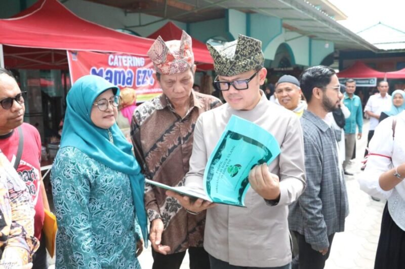 Wakil Menteri Dalam Negeri Bima Arya Sugiarto meninjau Musyawarah Kelurahan Khusus Pembentukan Koperasi Desa/Kelurahan Merah Putih di Kelurahan Anduring, Kecamatan Kuranji, Kota Padang.