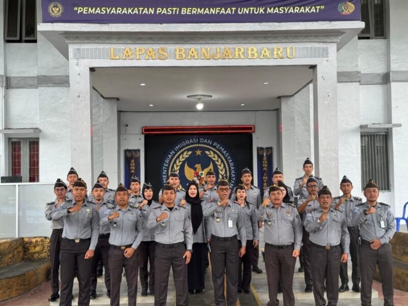 Lapas Banjarbaru melaksanakan ikrar zero narkoba dan handphone yang dipimpin Kepala Lapas, I Made Supartana serta diikuti oleh jajaran pegawai di halaman kantor Lapas Banjarbaru.