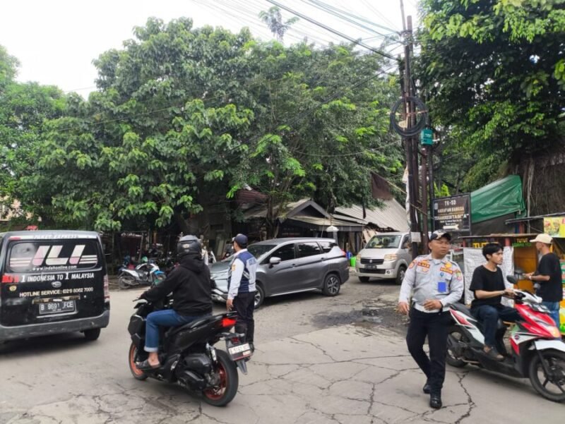 UPTD LLAP Rawa Lumbu Lakukan Pengamanan Lalin Saat Penertiban PKL dan Bangunan Liar di Jembatan 0-9
