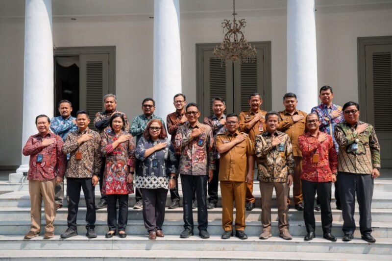 Andra Soni saat menerima General Manager Unit Induk Distribusi (UID) Banten Muhammad Joharifin bersama jajaran