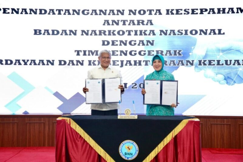 Ketua Umum TP PKK, Tri Tito Karnavian menandatangani MoU dengan Kepala BNN, Komisaris Jenderal Polisi Marthinus Hukom