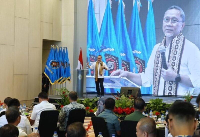 Menteri Koordinator Bidang Pangan RI, Zulkifli Hasan memberikan sambutan dalam acara memperingati HUT ke-55 Persatuan Wartawan Indonesia (PWI) Provinsi Lampung