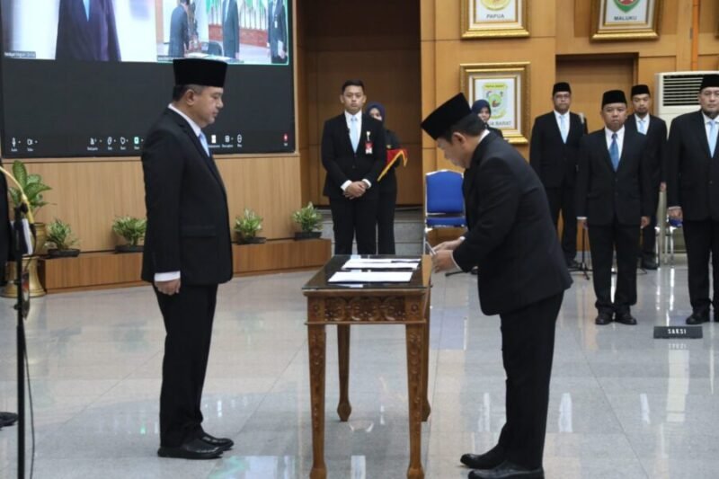 Kemendagri Tomsi Tohir melantik 16 pejabat pimpinan tinggi pratama di lingkungan Kemendagri dan Badan Nasional Pengelola Perbatasan