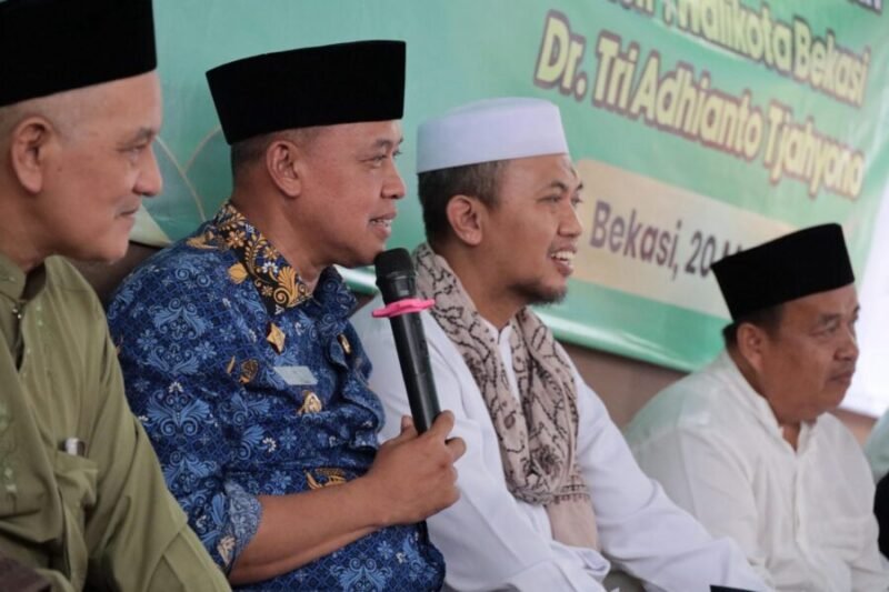 Wali Kota Bekasi, Tri Adhianto, menghadiri peresmian dua tempat ibadah yang baru selesai dibangun di Kelurahan Jatiluhur