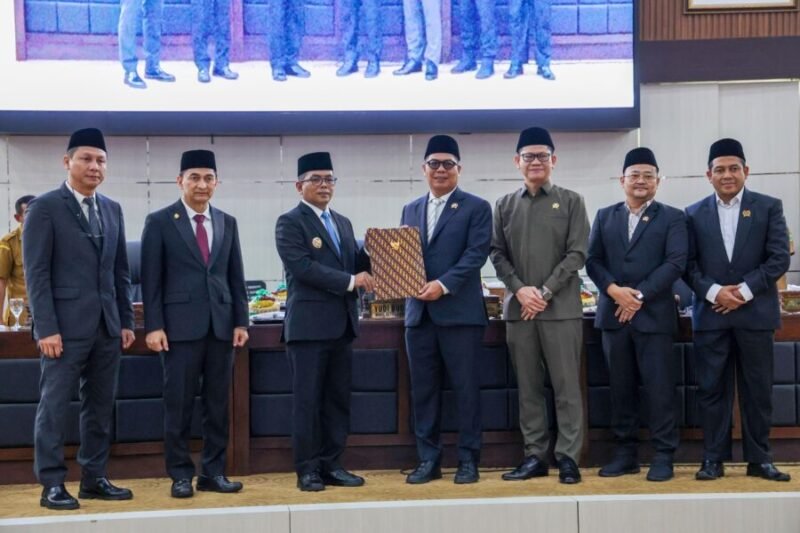 Penyerahan Nota Pengantar mengenai dua Rancangan Peraturan Daerah (Raperda) pada Rapat Paripurna DPRD Provinsi Banten oleh Gubernur Banten Andra Soni