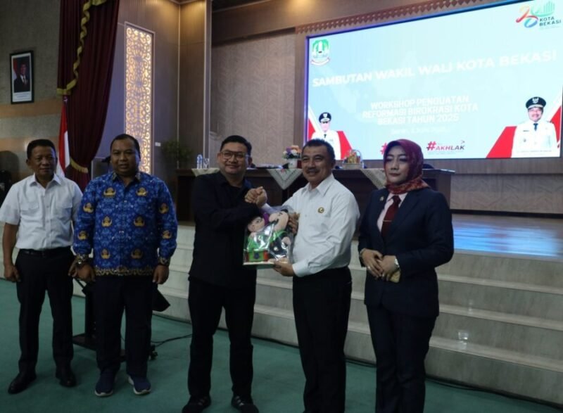Wakil Wali Kota Bekasi Abdul Harris Bobihoe buka Workshop penguatan reformasi birokrasi di lingkungan pemerintah daerah Kota Bekasi Tahun 2025.