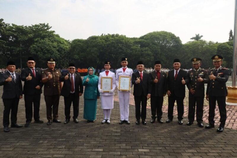 Wakil Wali Kota Bekasi Abdul Harris Bobihoe memimpin upacara peringatan Hari Lahir Pancasila di Plaza Pemkot Bekasi