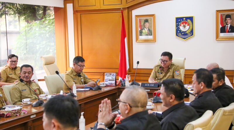 Upaya Kemendagri Percepat Perizinan Usaha Daerah, Fokus pada SDA dan Mal Pelayanan Publik