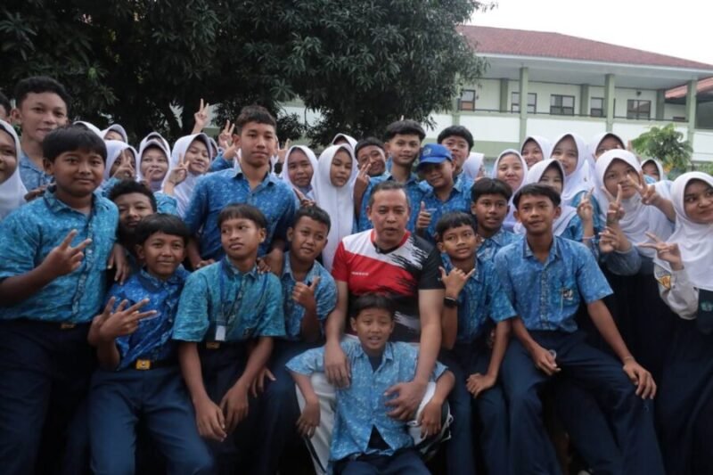 Wali Kota Bekasi, Tri Adhianto bersama siswa-siswi SMP Kota Bekasi