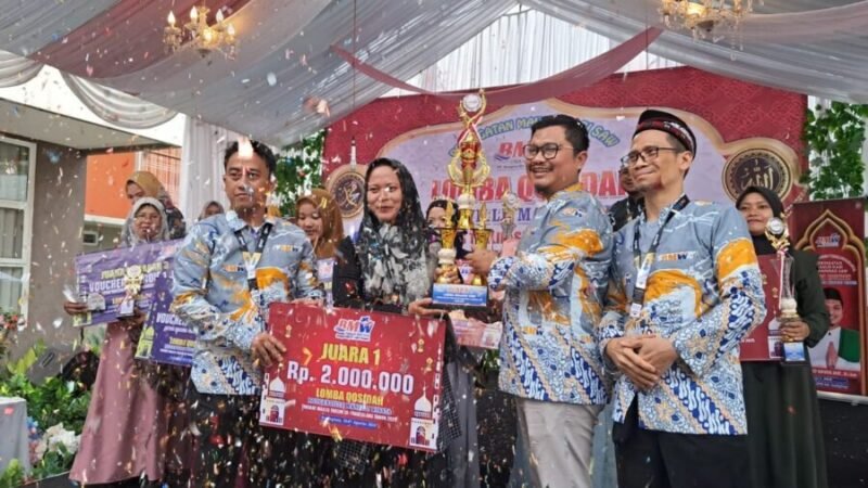 KASIDAH: Direktur BMW Arif Rakhmat Hidayat (kanan) dan Komisaris Asep Rafiudin Arif menyerahkan piala kepada pemenang lomaba kasidah, Minggu (31/8/2025 ).