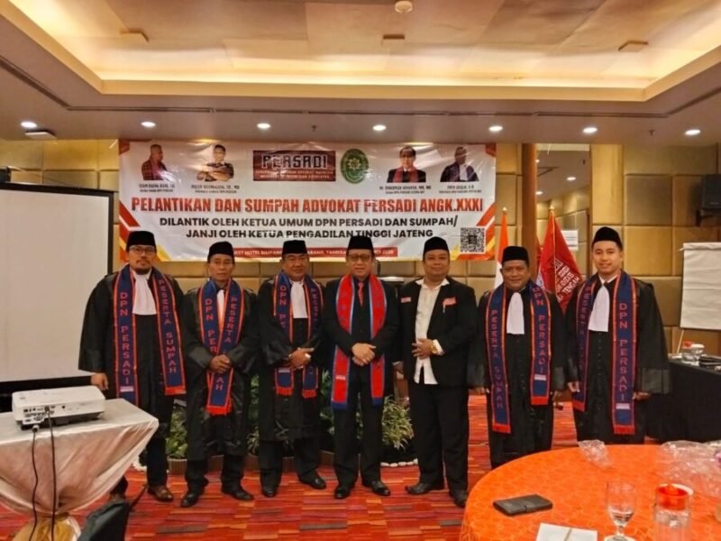 FOTO BERSAMA-Ketua DPD Persadi Jateng-DIY, Irjen Pol (Purn) Dr. Rokhmad Sunanto, MM, MH, CRM, foto bersama para Advokat usai acara. (Foto Ist).
