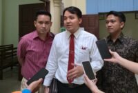 Penasihat hukum PT Trishakti Agro Makmur, M. Rian Ali Akbar, S.H., CPLA., didampingi Dhaniko Sembiring, S.H., dan Muhamad Rizki Tauzah, S.H., memberi keterangan kepada wartawan. (Rilis/Jamaluddin)