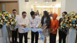 Plt Bupati Bekasi dr. Asep Surya Atmaja didampingi Ketua TP PKK Nia Asep Surya Atmaja meresmikan Unit Pelayanan Rehabilitasi Medik RS Siloam Lippo Cikarang, Selasa (30/1). 