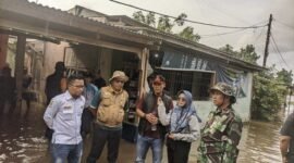 Camat Pebayuran bersama Karang Taruna Desa Karangharja, unsur pemerintah desa, dan elemen terkait menyalurkan bantuan kepada warga terdampak banjir di Kampung Pisang Batu dan Kampung Kobak Ceper, Desa Karangharja, Kecamatan Pebayuran, Senin (26/1/2026). 