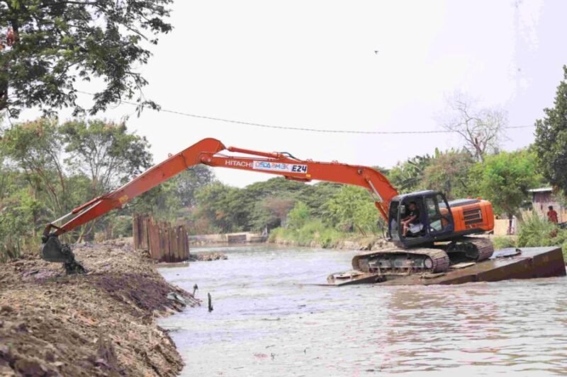 Kegiatan normalisasi sungai yang dikerjakan Dinas Sumber Daya Air, Bina Marga dan Bina Konstruksi (SDA-BMBK) Kabupaten Bekasi untuk mencegah dan mengendalikan banjir.