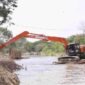 Kegiatan normalisasi sungai yang dikerjakan Dinas Sumber Daya Air, Bina Marga dan Bina Konstruksi (SDA-BMBK) Kabupaten Bekasi untuk mencegah dan mengendalikan banjir.