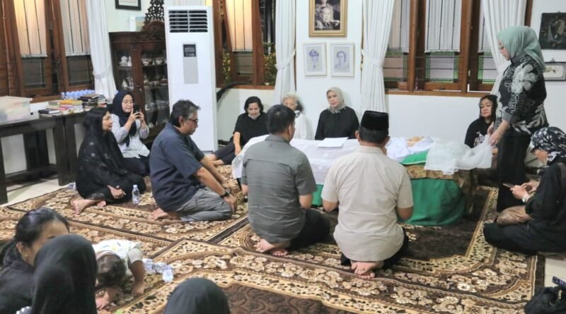 Istri Jenderal Hoegeng Wafat, Mendagri Tito Melayat ke Rumah Duka