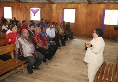 Wamendagri Ribka Haluk Pastikan Kesiapan Akhir Pembangunan Aula STA/SMTK Tom Bozeman