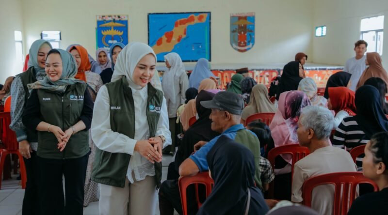 Purnama Wulan Sari Mirza Serahkan Bantuan Sosial dan Tinjau Anak Berisiko Stunting di Metro