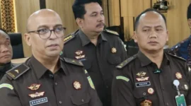 Direktur Penyidikan pada Jaksa Agung Muda Tindak Pidana Khusus (Jampidsus) Syarief Sulaeman Nahdi didampingi Kapuspenkum Anang Supriatna memberikan keterangan pers di Kejagung, Senin (2/3/2026). (Jennus)