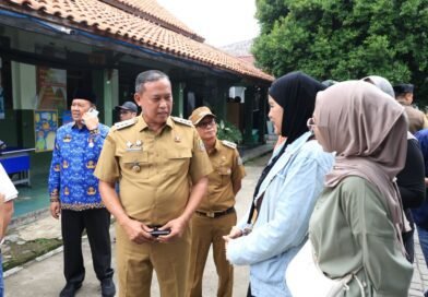 Sidak SMPN 52 Bekasi, Wali Kota Tri Adhianto Tegaskan Sanksi Tegas Oknum TU Sidak SMPN 52 Bekasi, Wali Kota Tri Adhianto Tegaskan Sanksi Tegas Oknum TU