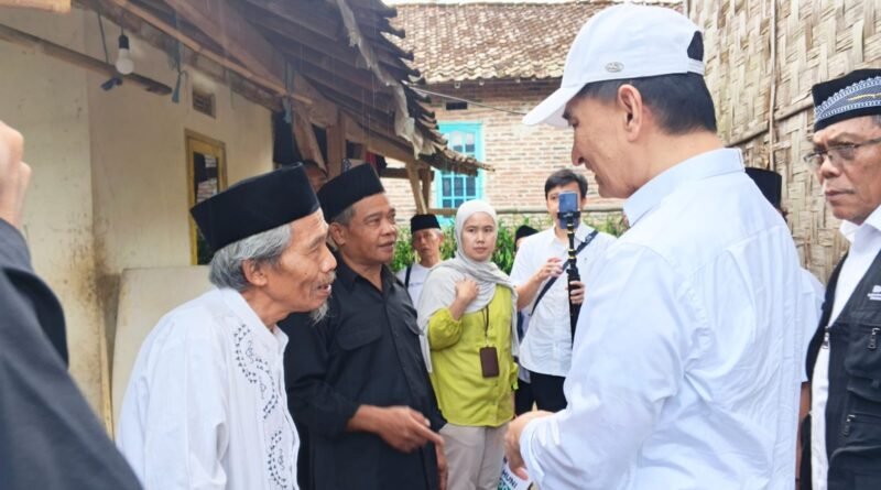 Safari Ramadan di Pandeglang, Wagub Banten Serahkan Bantuan Renovasi RTLH kepada Warga