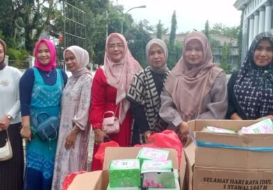 IKIAD dan Dharma Wanita DPRD Pandeglang Berbagi Takjil untuk Pengendara