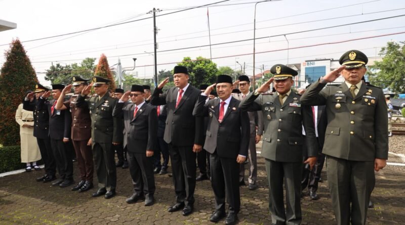 Jelang HUT ke-29 Kota Bekasi, Wali Kota Tri Adhianto Pimpin Ziarah dan Tabur Bunga di TMP Bulan Kapal Jelang HUT ke-29 Kota Bekasi, Wali Kota Tri Adhianto Pimpin Ziarah dan Tabur Bunga di TMP Bulan Kapal