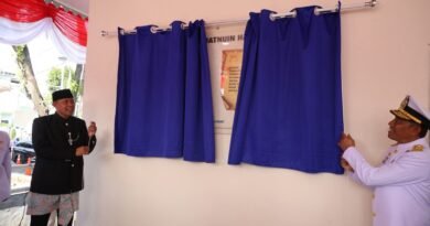 Wali Kota Bekasi Sematkan Helm Pahlawan di Makam Tokoh Pejuang M. Hasibuan