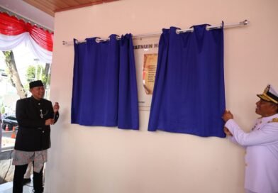 Wali Kota Bekasi Sematkan Helm Pahlawan di Makam Tokoh Pejuang M. Hasibuan