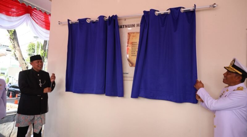 Wali Kota Bekasi Sematkan Helm Pahlawan di Makam Tokoh Pejuang M. Hasibuan