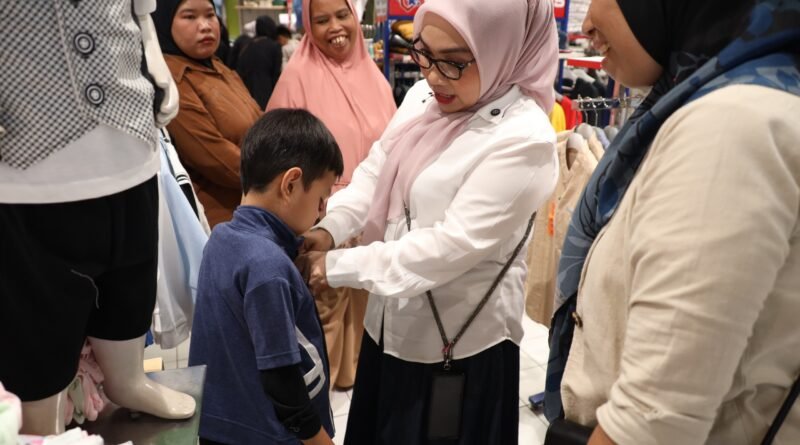 Tebar Kebahagiaan Ramadhan, TP PKK Kota Bekasi Ajak Anak Yatim Belanja Baju Lebaran