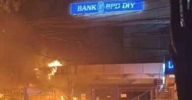 Diduga Ledakan Trafo, Kebakaran Landa Kantor Kas Bank BPD DIY di Wirobrajan