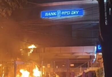 Diduga Ledakan Trafo, Kebakaran Landa Kantor Kas Bank BPD DIY di Wirobrajan