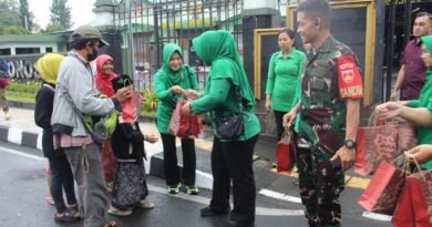 Jelang Berbuka, Kodim Wonosobo Bersama Persit Berbagi Takjil kepada Masyarakat Jelang Berbuka, Kodim Wonosobo Bersama Persit Berbagi Takjil kepada Masyarakat