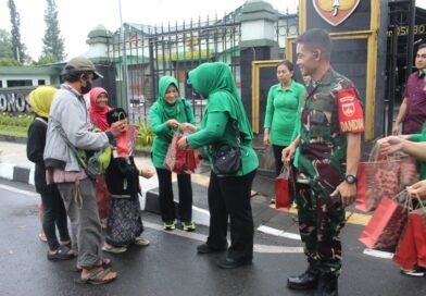 Jelang Berbuka, Kodim Wonosobo Bersama Persit Berbagi Takjil kepada Masyarakat Jelang Berbuka, Kodim Wonosobo Bersama Persit Berbagi Takjil kepada Masyarakat