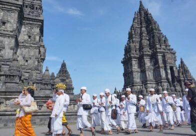 Sambut Nyepi, Puluhan Ribu Umat Hindu Padati Candi Prambanan