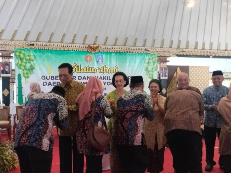 Wakil Bupati Sleman Danang Maharsa sungkem kepada Wakil Gubernur DIY Sri Paduka Pakualam