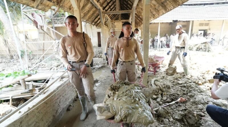 Aksi Praja IPDN Pulihkan Istana Benua Raja Pascabanjir di Aceh Tamiang Aksi Praja IPDN Pulihkan Istana Benua Raja Pascabanjir di Aceh Tamiang