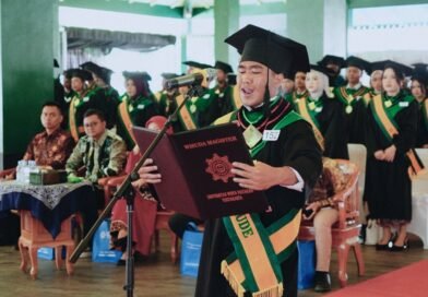Sebanyak 177 Lulusan UWM Resmi Diwisuda, 34,46 Persen Raih Cum Laude