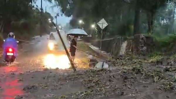 Akses Jalan Terganggu, Longsor Terjadi di Beberapa Kapanewon di Sleman Akses Jalan Terganggu, Longsor Terjadi di Beberapa Kapanewon di Sleman